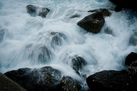 水流过岩石