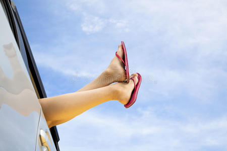 女人的腿和夏季公路旅行的概念