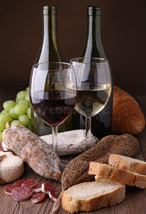 葡萄酒香肠和面包