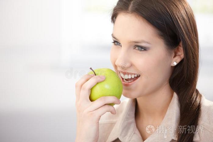美女吃青苹果笑