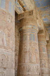 埃斯纳神庙内的柱子图片