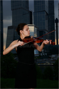 拉小提琴的漂亮姑娘