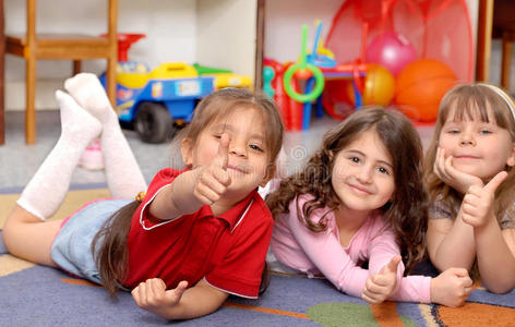 小女孩展示图片