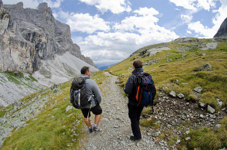 在阿尔卑斯山徒步旅行