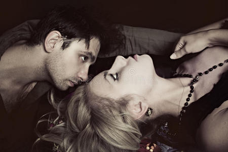 恋人对视图片 恋人对视素材 恋人对视插画 摄图新视界