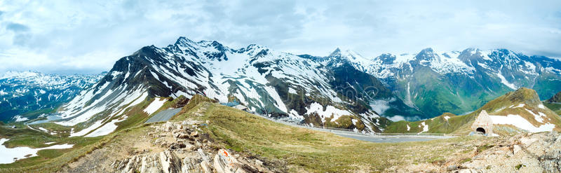 阿尔卑斯山夏季全景。