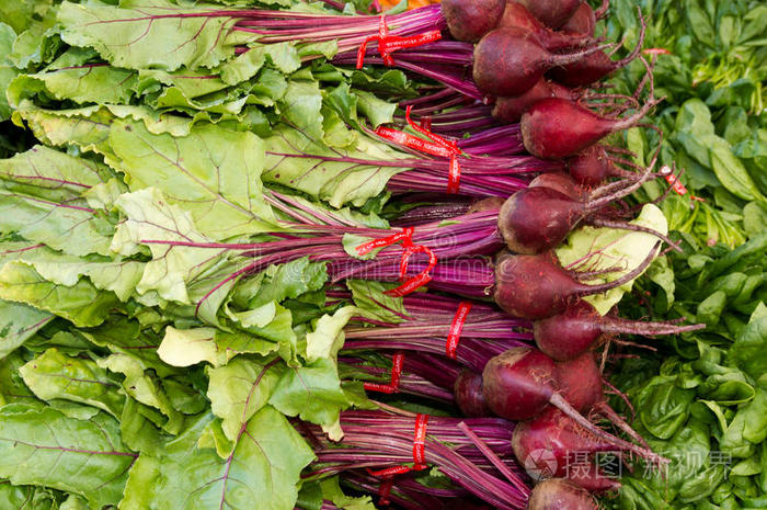 农贸市场上展出的红甜菜
