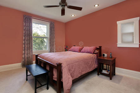 桃色墙壁的主卧室
