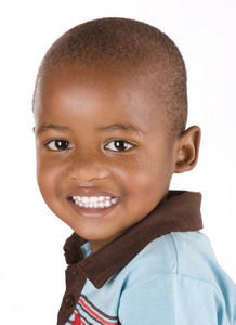 三岁的黑人男孩笑得很开心