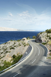 海上蜿蜒的道路