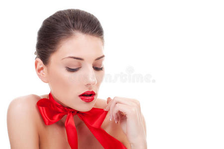 戴红丝带的女人