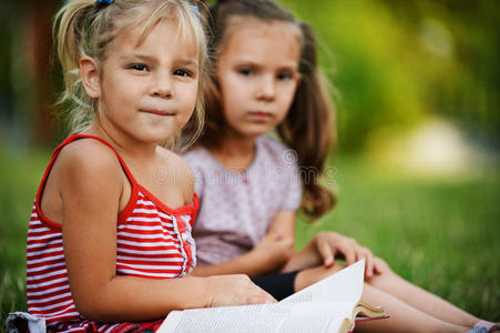 两个漂亮的小女孩在看书图片