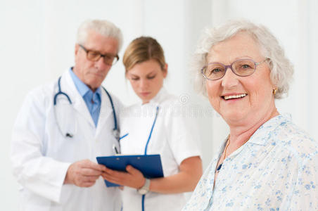 医院里健康的老年妇女