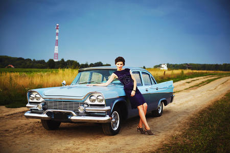 站在复古车旁的美女照片