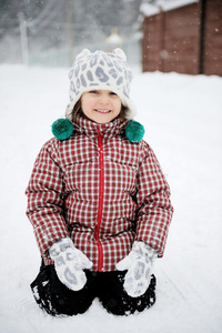 可爱的微笑小女孩在雪地里玩得很开心