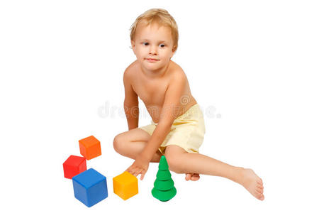 小男孩玩五颜六色的玩具
