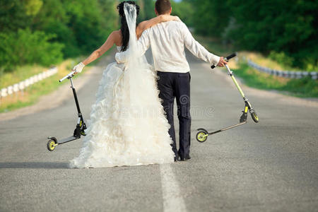 有踏板车的新婚夫妇