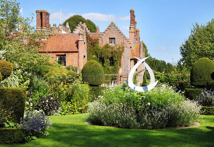 中世纪英国的庄园和花园年轻的雕塑和喷泉在英国的园林,复古风格美丽