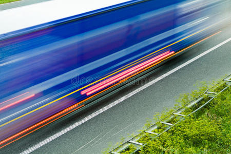 公路交通速度和模糊运动