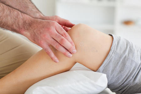 男人给说谎的女人按摩膝盖照片