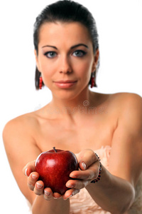 美丽的年轻女人拿着苹果