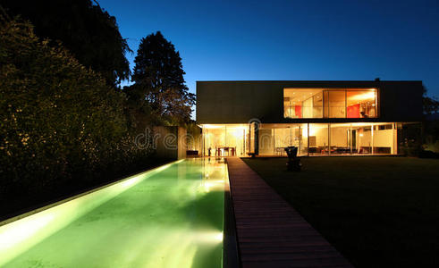 美丽的现代住宅夜晚在户外图片