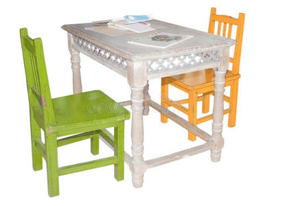 漂亮的儿童家具桌子和两把椅子