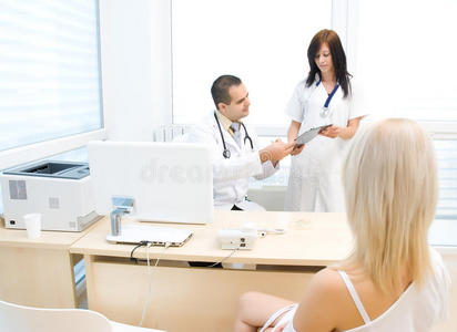 医生和护士与病人交谈