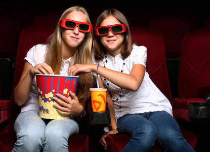 两个年轻女孩在看电影
