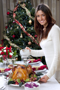 女人圣诞晚餐烤火鸡图片