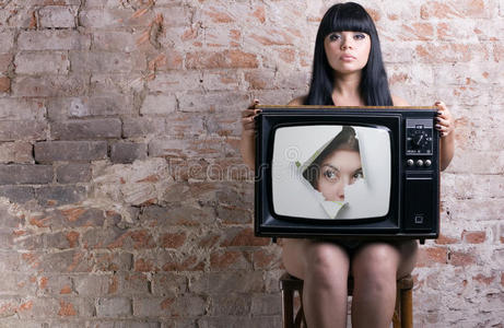 女人和复古电视。