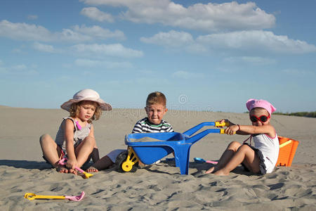 三个孩子在沙滩上玩耍