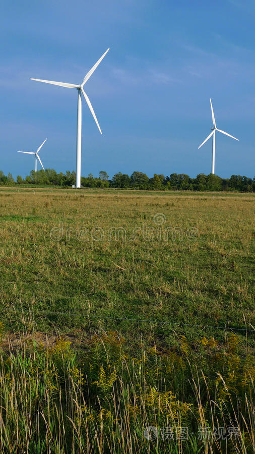 农田上的风力涡轮机农场