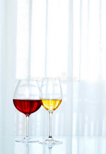 红酒和白葡萄酒的玻璃杯