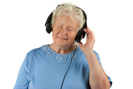 老太太在欣赏音乐