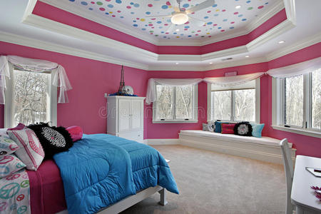 粉红色墙壁的女孩卧室
