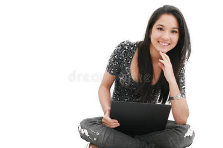 快乐的年轻美女带着笔记本电脑