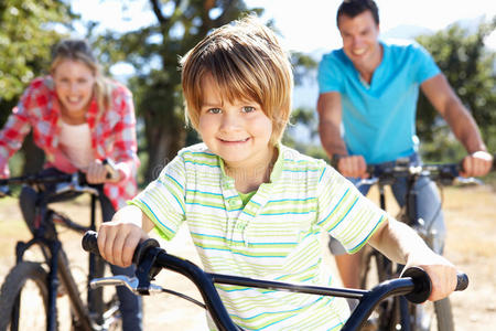 全家骑自行车玩得开心