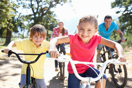 骑乡村自行车的年轻家庭