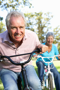 老年夫妇骑儿童自行车玩得开心