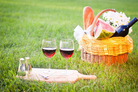 草地上的午餐图片