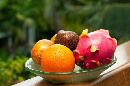 盘子里的热带水果