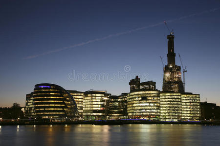 伦敦市政厅周围的城市景观图片