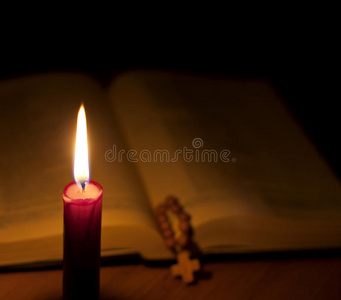 圣经和蜡烛