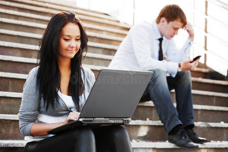 年轻女人在用笔记本电脑工作