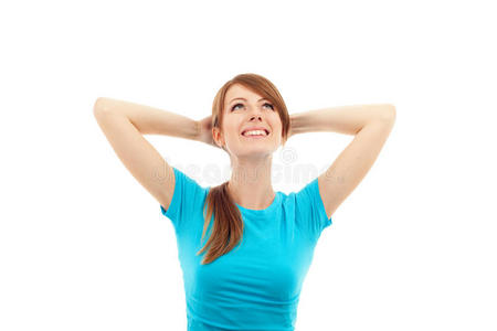 双手抱头的快乐女人照片
