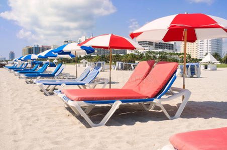 彩色沙滩躺椅和雨伞图片