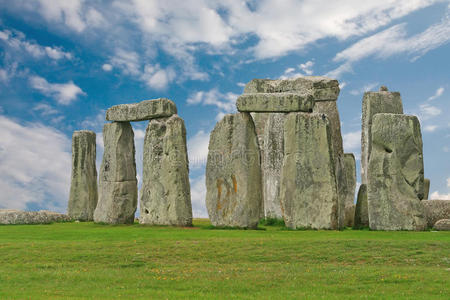 英国蓝天下的巨石阵图片