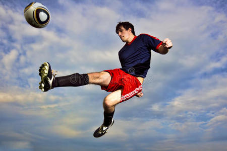 踢足球的人画画图片