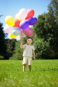 手里拿着一堆气球的孩子